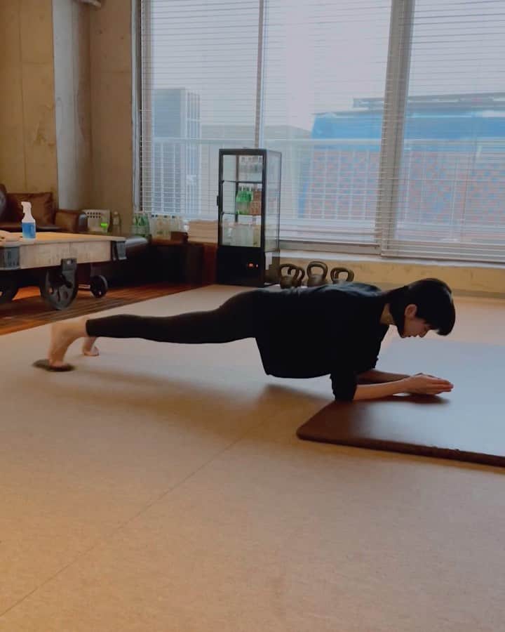 新井貴子のインスタグラム：「🕷  この動きも意識を変えて行うと身体の可動域が大きく変わる🥸 力を抜く=可動域が広がる、では無いんだなぁ。  身体の癖を治すのも、身体を作るのも時間がかかるし大変だけど、やるのみっ👺」