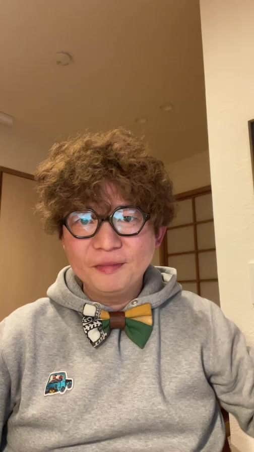 Nstyle建築工房のインスタグラム：「第40回マンションリノベの部屋。  質問1  いつもライブ楽しく見てます。ワンストップリノベの会社と打合せしてます。  提案してくれた物件はまずまずなんですが、断熱のこととか話してもそこまでしなくてもいいとか、間取りもあんまりピンとこないです。  会社を変えることってできるんでしょうか？  質問2  アーカイブを見て配管もすべてやり変えていることを知りました。  築20年のマンションでも配管は変えた方がいいでしょうか？ 変えなかったら10年くらいで漏水しますか？  質問3  仲田さんの事務所はよくサイレンが聞こえますよね（笑）。  交通量も多いと思うんですが、内窓を設置するとそれでも聞こえなくなるんでしょうか？  質問4  ウッドショックで建材費が上がっている今は家づくりを少し待った方がいいでしょうか？  ちなみに戸建てとマンションリノベではどれくらいコストが上がっている感じなんでしょうか？  質問5  気になるマンションがあると問い合わせしてます。でも見学してすぐ申し込んでもすでに契約が決まった、電話しても契約が決まってます、ってよくなります。  見に行かずに購入した方がよいでしょうか？  質問6  コロナということもあって玄関先に手洗いを設けたいですが、相談した会社には配管がないからできないといわれました。  でもお三方の施工事例とか見ると手洗いがある物件もあるみたいなのでその違いはどこなのか知りたいです。  質問7  たまに見てます。 杉の床をお勧めされてますが、どうしてもオークの床がいいな、っておもいます。 オークと杉のそれぞれの特徴とか注意点とか教えて欲しいです。  #マンションリノベ ＃マンションリノベーション #木のマンションリノベーション #藏家」