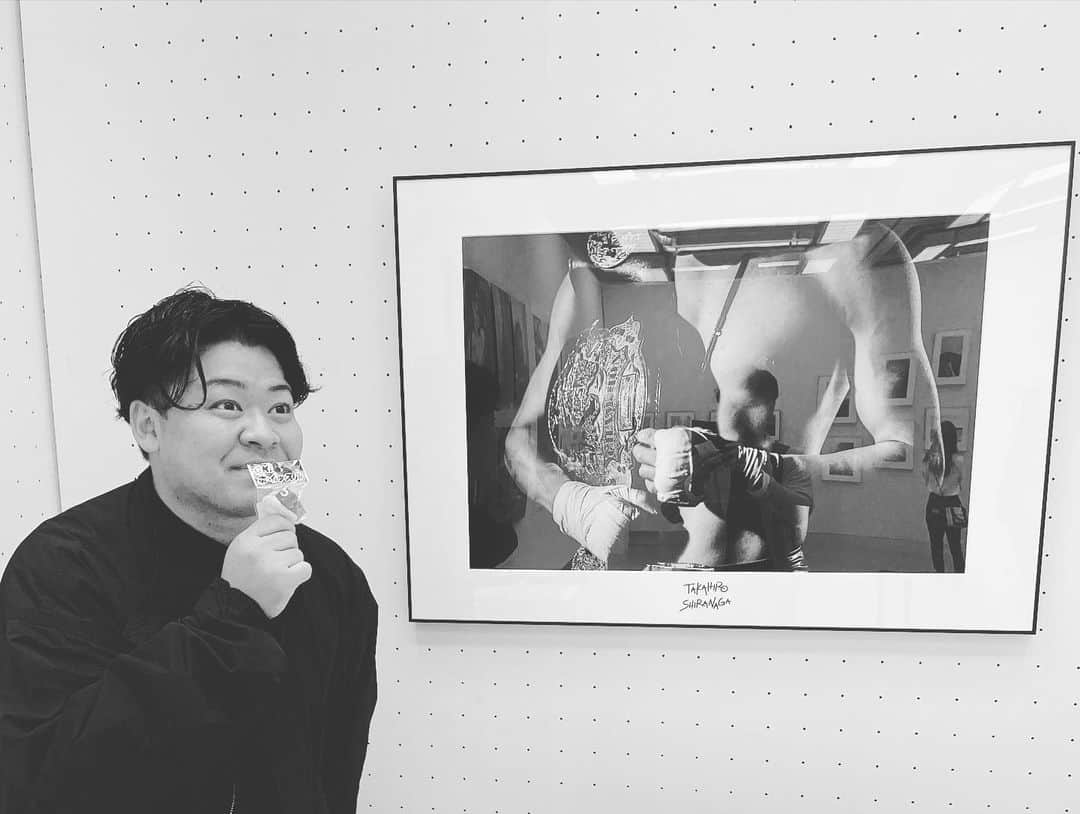 クニヨシTVさんのインスタグラム写真 - (クニヨシTVInstagram)「----------- 「その人の人生の瞬間を切り取とって残したい」  天晴カメラマンのタカヒロはそんなことを言った気がする。 @takahiro_shiranaga.jpg   そんな彼は光加減を学ぶために写真の専門学校に2年間在籍していた。光加減のためだけに。  普段は天晴の映像、写真を中心に撮ってくれている彼が卒業作品展に出展した作品が「Go Hard or Go Home」  何を言っているのか分からないが彼はとても高揚していた。 何のこっちゃ抹茶に紅茶である。  打席に立ったらフルスイングせい。的なことだと私は解釈した。 おおむね間違えていないだろう。  そんな彼は徐に右ポケットからホイッスルを取り出して「僕の人生のキックオフはこれからです。未来のタカヒロに届けこのホイッスル」とピッーと吹き出した音色は目黒区美術館に響き渡った。2年間光加減を学んだ成果である。  そんな彼はこれからも携わる人々の人生の瞬間を切り取ってくれるのだろう。 ------------ と、送られてきた彼のLINEをそのままコピペして投稿してみた。  まさに彼は天晴である。」3月23日 21時06分 - 92kantoku.appare