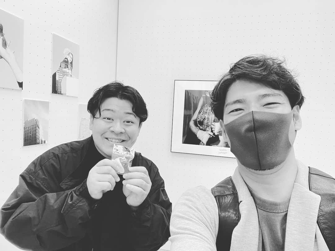 クニヨシTVのインスタグラム：「----------- 「その人の人生の瞬間を切り取とって残したい」  天晴カメラマンのタカヒロはそんなことを言った気がする。 @takahiro_shiranaga.jpg   そんな彼は光加減を学ぶために写真の専門学校に2年間在籍していた。光加減のためだけに。  普段は天晴の映像、写真を中心に撮ってくれている彼が卒業作品展に出展した作品が「Go Hard or Go Home」  何を言っているのか分からないが彼はとても高揚していた。 何のこっちゃ抹茶に紅茶である。  打席に立ったらフルスイングせい。的なことだと私は解釈した。 おおむね間違えていないだろう。  そんな彼は徐に右ポケットからホイッスルを取り出して「僕の人生のキックオフはこれからです。未来のタカヒロに届けこのホイッスル」とピッーと吹き出した音色は目黒区美術館に響き渡った。2年間光加減を学んだ成果である。  そんな彼はこれからも携わる人々の人生の瞬間を切り取ってくれるのだろう。 ------------ と、送られてきた彼のLINEをそのままコピペして投稿してみた。  まさに彼は天晴である。」