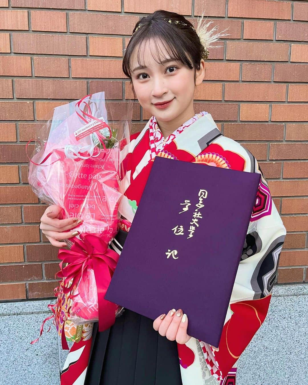 廣田佳菜子さんのインスタグラム写真 - (廣田佳菜子Instagram)「同志社大学を卒業しました🎓  大学生活は色々なチャレンジをして、辛いことも沢山ありましたが、常に刺激的で充実した4年間でした！  周りの人がみんな優しくておもしろくて、本当に人に恵まれたとおもいます😌  同志社大学に入学して本当によかった！！  #卒業式#卒業式ヘア#卒業式コーデ#袴#はかまヘア#袴ヘアアレンジ」3月23日 21時20分 - kanako__h.1201