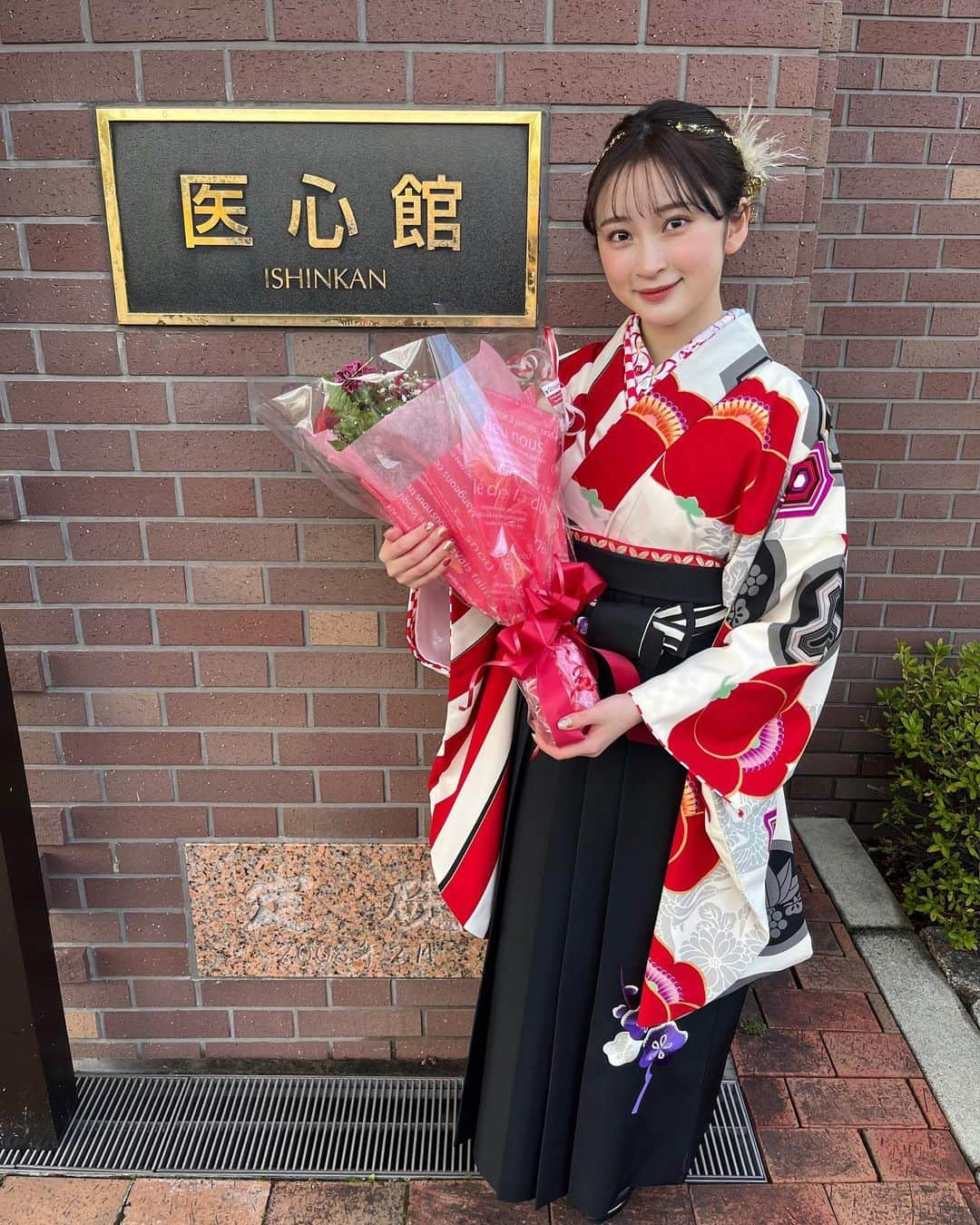 廣田佳菜子さんのインスタグラム写真 - (廣田佳菜子Instagram)「同志社大学を卒業しました🎓  大学生活は色々なチャレンジをして、辛いことも沢山ありましたが、常に刺激的で充実した4年間でした！  周りの人がみんな優しくておもしろくて、本当に人に恵まれたとおもいます😌  同志社大学に入学して本当によかった！！  #卒業式#卒業式ヘア#卒業式コーデ#袴#はかまヘア#袴ヘアアレンジ」3月23日 21時20分 - kanako__h.1201