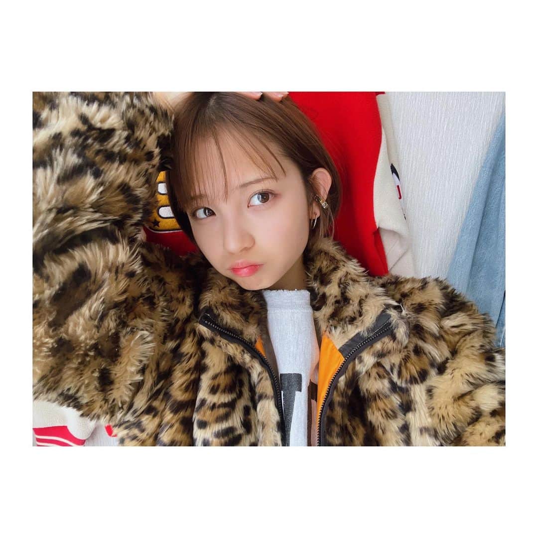桃果のインスタグラム：「今日のイケモモ🐆🤟  お下がりで頂いたレオパード柄の かわいいジャケット！に リップとイヤカフつけたら イケイケになった😎  たまには♪」