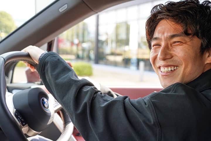 中尾明慶のインスタグラム：「BMWの電気自動車iXに乗ってきました。 パワーもあるし、コーナリングも安定しているし、めちゃくちゃ楽しい車でした。 車内空間もリラックスできるし、電気自動車がマジで好きになりました。 @bmwjapan で色んな特典が当たる「JOY MOVES ME」という投稿キャンペーンをやってるみたいなので、是非のぞいてみてください！ （当選したら1年間車貸してもらえたりするみたい、、、！） 俺が応募したい…  #JOYMOVESME #BMW #駆けぬける歓び #BMWJapan #pr」