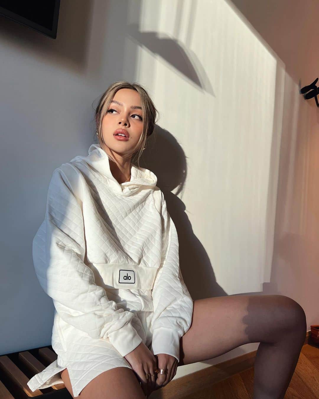リリーマイマックのインスタグラム：「Hi Melbourne 👋🏼 wearing the all new arena set @alo #alopartner」