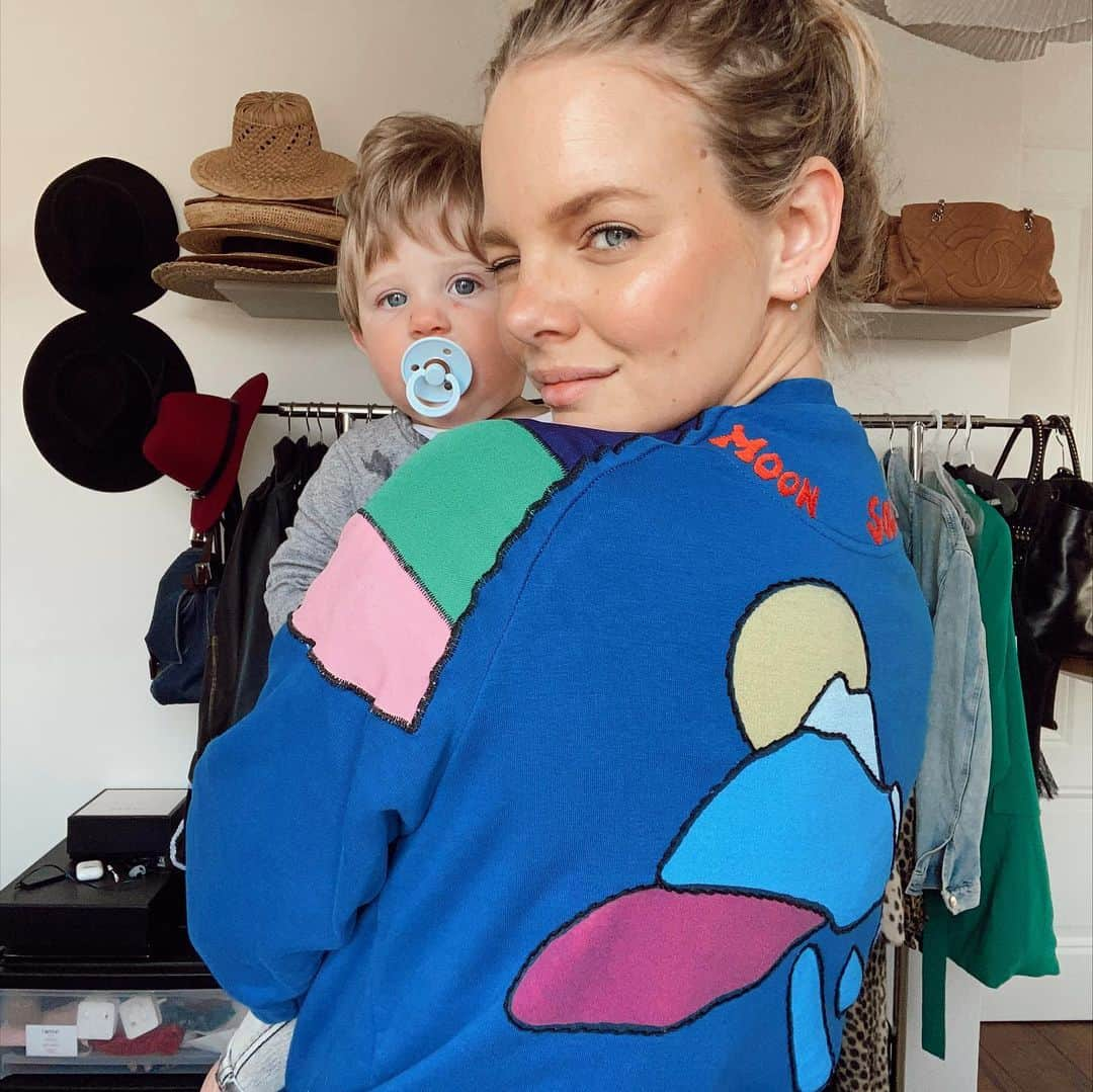 Marloes Horstのインスタグラム：「Personalized items became a favorite when i met him 💙   Thank you Sophie for the beautiful sweater. Blue is my favorite color 🦋」