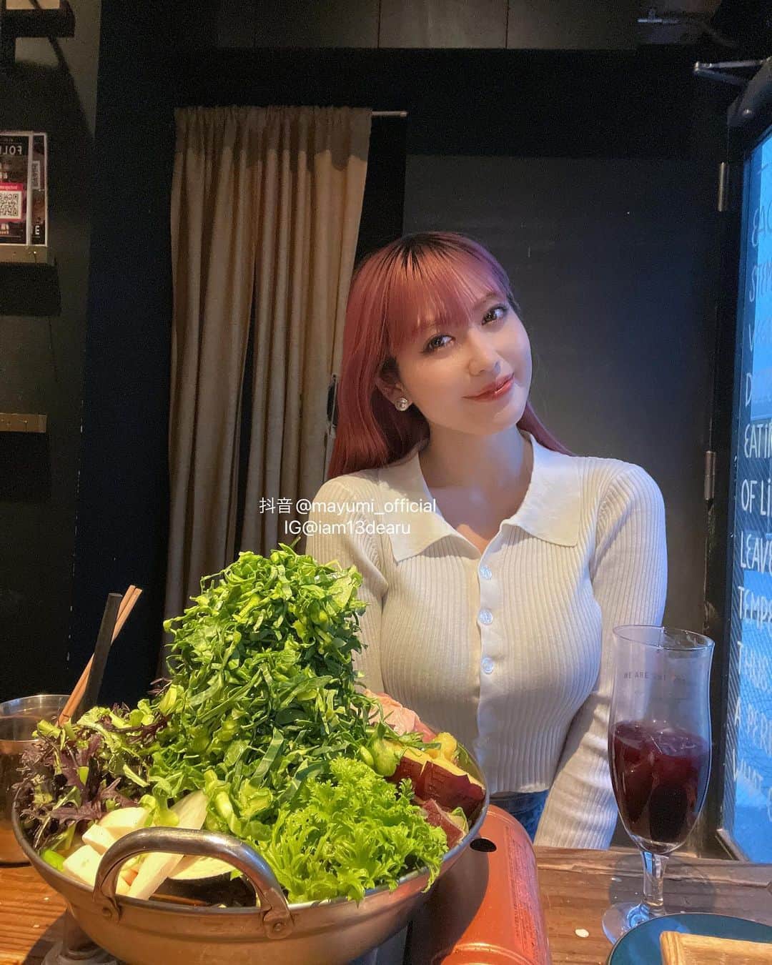 のインスタグラム：「麻布十番にある　@wearethefarm_azabu にて野菜たっぷりの火鍋で体内デトックス日🥗🫕  プライベートでもよく行くWE ARE THE FARMは千葉県佐倉市に自社農場を運営していてオーガニック野菜にこだわっているんだって❗️👩🏻‍🌾1番力を入れているケールのビタミンはオレンジの3倍、カルシウムは牛乳の2倍入ってるスーパーフード🕵🏻‍♂️ オーガニックケールの火鍋は数種類のスパイスがブレンドされた特製火鍋スープとオーガニック野菜が食べ放題でとっても美味しかったです🤤季節によって野菜の内容が変わるみたいなので、ぜひ皆んなに行ってみて欲しい🌱 ちなみに、菊芋のフリットも甘くて美味でした🥺菊芋は血糖値を下げるんだって❗️また一ついい勉強になりました🙏🏻  #麻布十番グルメ　#麻布十番イタリアン　#麻布十番ディナー　#麻布十番鍋　#vegetariantokyo #tokyovegan #ベジタリアン東京　#ベジタリアン麻布十番　#麻布十番ランチ　#六本木グルメ　#wearethefarmazabu #pr #ad」