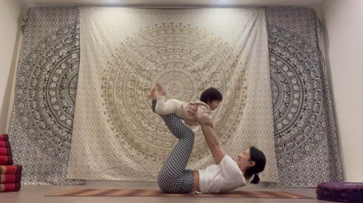 秋葉里枝のインスタグラム：「Yoga with baby 🧘‍♀️👶❤️ - 아기의 감각도 발달시켜주고 엄마 몸도 마사지 하듯 운동 하고 🙌 - #아기랑요가 #베이비요가 #육아맘 #딸둘맘」