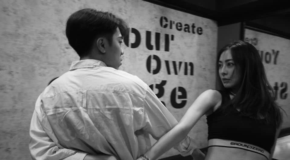 松岡李那のインスタグラム：「🎶Dear My Friend 🖤🤍  Choreography by @davewonghk  Shoot by @hallelujah_1054  Studio at @1st.stagestudio  Edit by me 👧🏻 • • • #姜濤 #keungto  #姜b  #dearmyfriend #mirror #dance #dancechallenge」