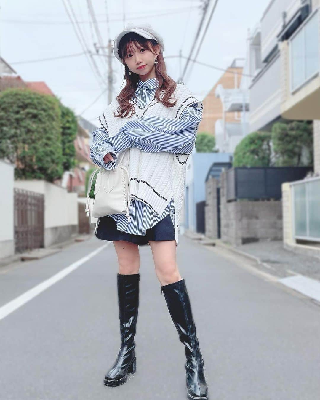 畑美紗起のインスタグラム：「ちょっぴりクールなのもどうかな？💭  一目惚れしたマネキンコーデ👗🤍🤍  ストライプのシャツとニットベスト合わせが流行ってるみたい…？☺︎  ビッグシルエットだからかわいさもあってお気に入り🐰💓  #ファッション #ファッションコーデ #スナイデル #ベストコーデ #ootd #coordinate #snidel #fashion #japanesegirl #dailylook」