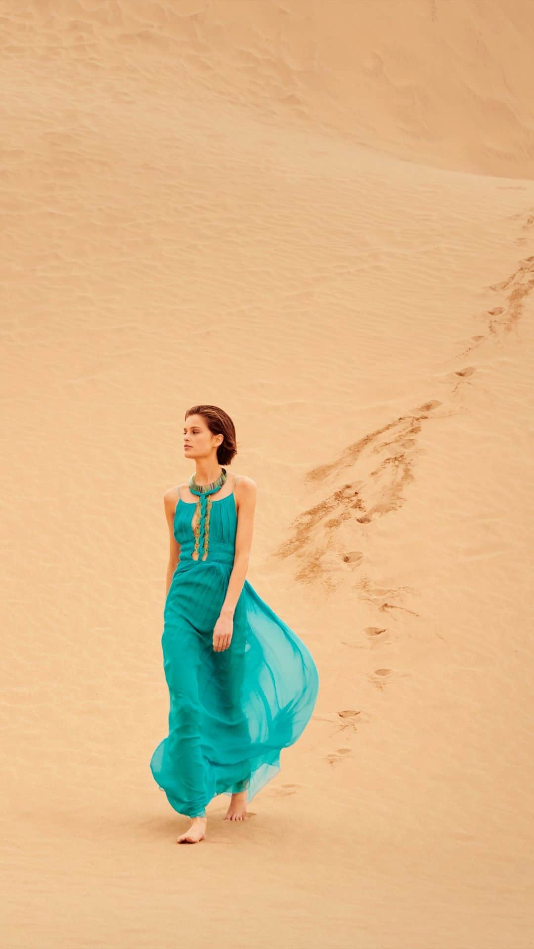 アルベルタフェレッティのインスタグラム：「"Walking on a dream" Introducing the new Alberta Ferretti Spring Summer 2022 collection. A journey through dunes, summer breeze and seaside alleys. Prepare to get lost in an ineffable harmony.  Discover more via link in bio.  #WalkingOnADream #AlbertaFerretti #SS22」