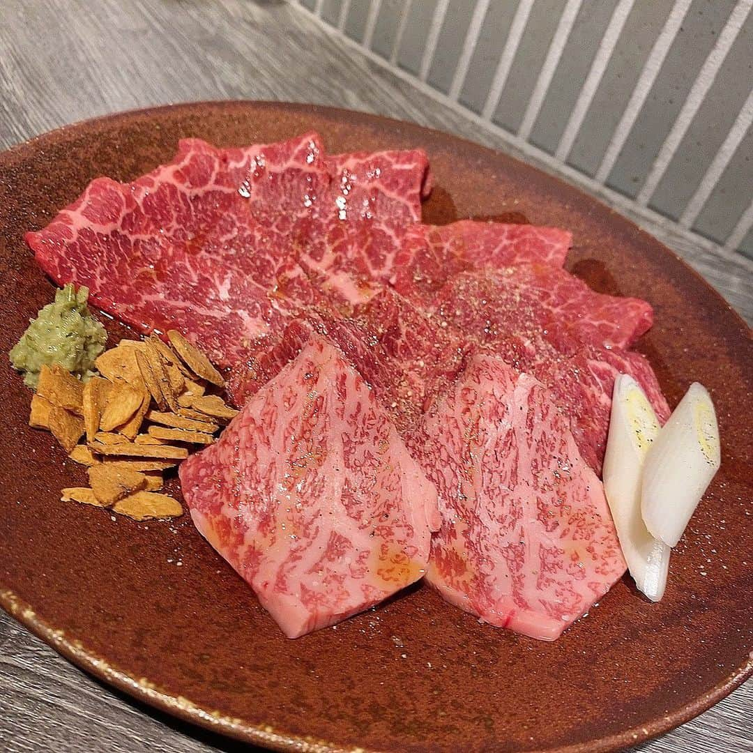 トロたんさんのインスタグラム写真 - (トロたんInstagram)「中目黒のおしゃれな カウンターのお店で 焼肉を食べたのである🥺✨  グルメなお店があつまるGEMS中目黒にある「なかめのやきにくおおにし」さんで 焼肉！🥩🥩🥩  ロースターの上の煙突が 煙も吸ってくれるので もくもくもしない！！すごい！  自慢のタンや赤身も柔らかくて とっても美味しかったです🥺✨  🥩 🥩  〆のTKGは絶対食べて欲しい🥚🥚🥚  美味しかったです☺️ PR @nakameno.yakiniku.onishi #中目黒居酒屋 #東京グルメ #なかめのやきにくおおにし #焼肉 #お肉 #お肉大好き #焼肉ディナー #dinner #晩御飯 #焼肉大好き」3月23日 22時12分 - torotan_tan