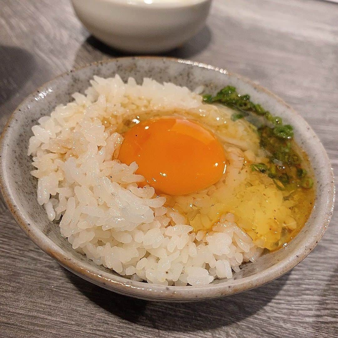 トロたんさんのインスタグラム写真 - (トロたんInstagram)「中目黒のおしゃれな カウンターのお店で 焼肉を食べたのである🥺✨  グルメなお店があつまるGEMS中目黒にある「なかめのやきにくおおにし」さんで 焼肉！🥩🥩🥩  ロースターの上の煙突が 煙も吸ってくれるので もくもくもしない！！すごい！  自慢のタンや赤身も柔らかくて とっても美味しかったです🥺✨  🥩 🥩  〆のTKGは絶対食べて欲しい🥚🥚🥚  美味しかったです☺️ PR @nakameno.yakiniku.onishi #中目黒居酒屋 #東京グルメ #なかめのやきにくおおにし #焼肉 #お肉 #お肉大好き #焼肉ディナー #dinner #晩御飯 #焼肉大好き」3月23日 22時12分 - torotan_tan