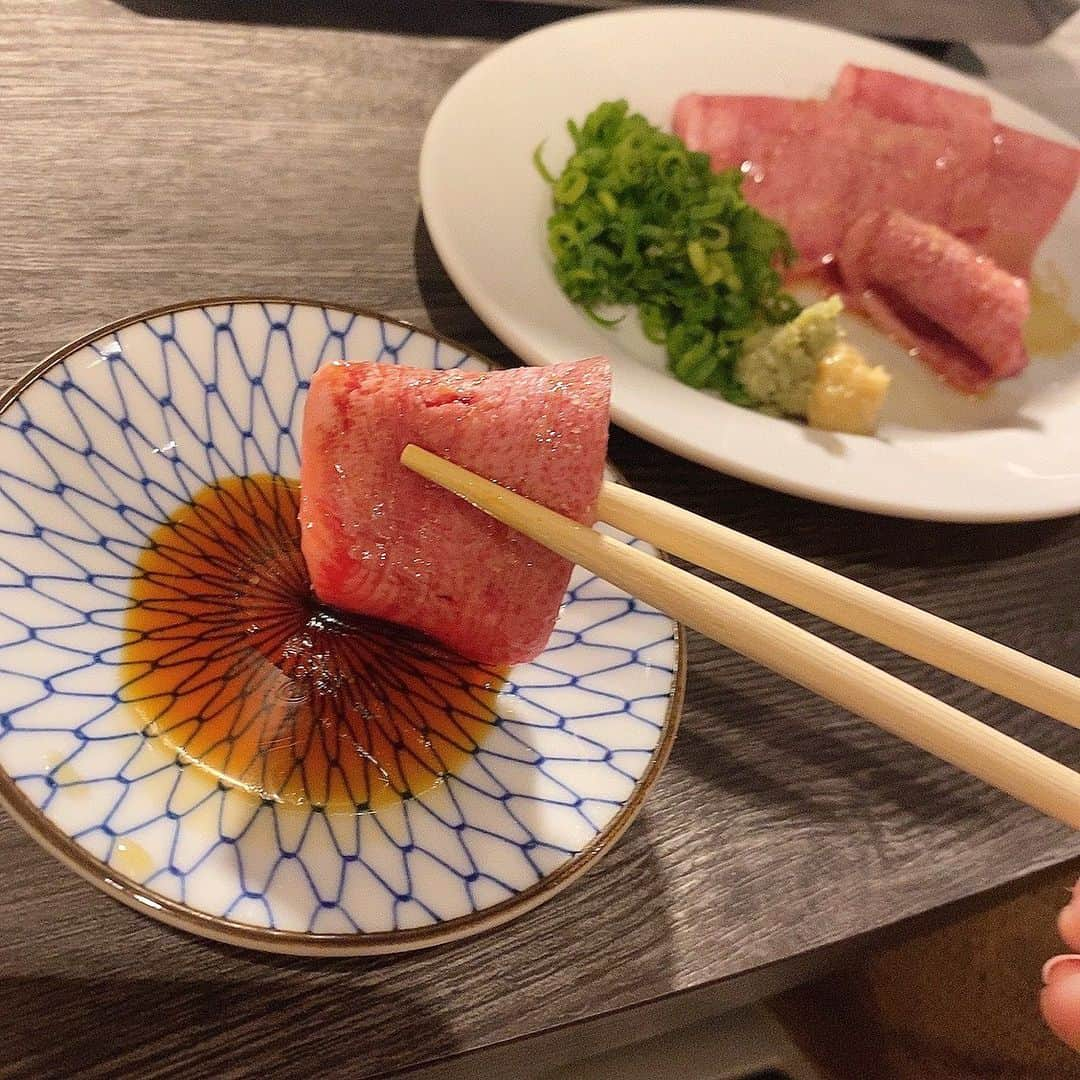 トロたんさんのインスタグラム写真 - (トロたんInstagram)「中目黒のおしゃれな カウンターのお店で 焼肉を食べたのである🥺✨  グルメなお店があつまるGEMS中目黒にある「なかめのやきにくおおにし」さんで 焼肉！🥩🥩🥩  ロースターの上の煙突が 煙も吸ってくれるので もくもくもしない！！すごい！  自慢のタンや赤身も柔らかくて とっても美味しかったです🥺✨  🥩 🥩  〆のTKGは絶対食べて欲しい🥚🥚🥚  美味しかったです☺️ PR @nakameno.yakiniku.onishi #中目黒居酒屋 #東京グルメ #なかめのやきにくおおにし #焼肉 #お肉 #お肉大好き #焼肉ディナー #dinner #晩御飯 #焼肉大好き」3月23日 22時12分 - torotan_tan