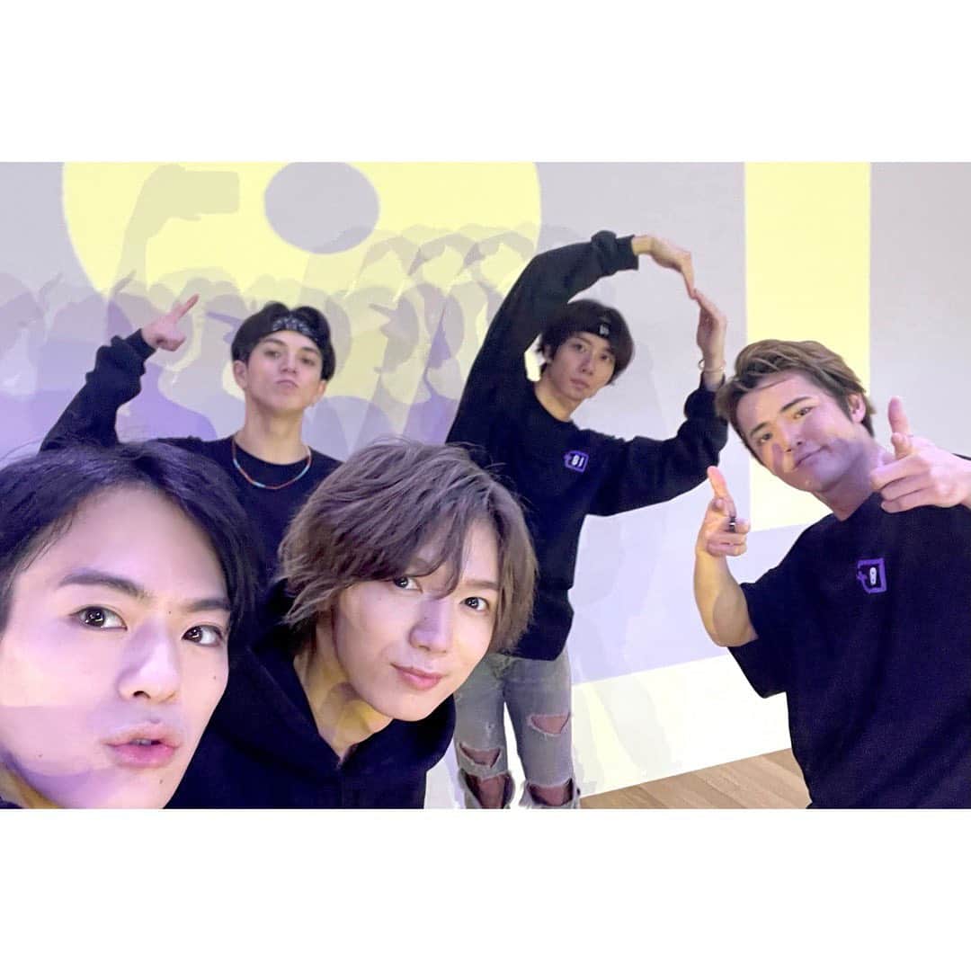 Travis Japan（トラジャ）さんのインスタグラム写真 - (Travis Japan（トラジャ）Instagram)「⁡ ⁡ +81 DANCE STUDIO #PartyStarters #嵐 #ARASHI ⁡ 全力で楽しみながら、groovyに踊りました。踊りながら自然と笑顔になっていました。是非沢山見てください！ #七五三掛龍也  We danced groovy, having fun with all we got. Smiles naturally came across our face while dancing. Please watch it many many times! #Shime  ⁡ #p81dance  #Johnnys #TravisJapan  #JohnnysClassics #dance」3月23日 22時13分 - travis_japan_official