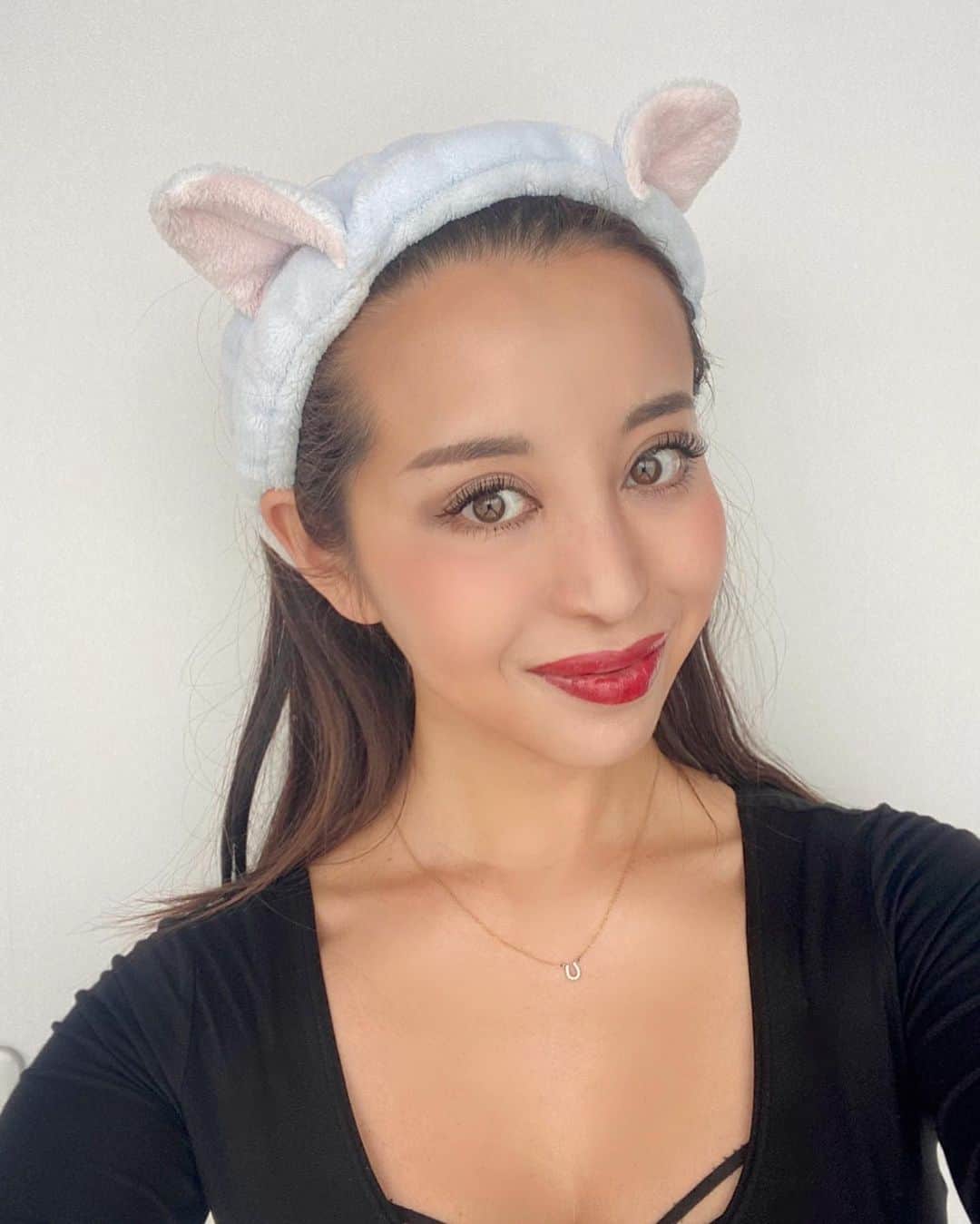 PINKYのインスタグラム：「美容医療って、凄い❣️👏✨ 　 施術を受けた後のメイクのノリが物凄く良くて、思わずパチリしてしまいました🤳😳  心身の健康と外面の美を結びつけることをモットーとされている、苅部先生( @dr.jun_ )が院長を務める @biotopeclinic にて、お肌の美容医療の施術とリップアートメイクをしていただきました💆🏻‍♀️❤️✨  美容医療は初めてだったのですが、 お顔が小さくなったし、お肌もツルツルになったし、ひたすら感動🥺✨  私が受けた施術は、 #ハイフ #サリチル酸ピーリング #IPLステラ @haruyama_lecture さんにピカピカにしてもらいました🥺✨  そして #リップアートメイク は @yukieskin_artmake さんに施術していただき、血色が悪かった唇を素敵にトーンアップしていただきました💋✨ (スワイプ3枚目、上から施術前、施術直後、3日後のリップの経過です)  苅部先生が監修された、乳酸菌が一兆個も配合されているサプリ #DrHABIT も毎日愛飲しているし、 苅部先生オススメの糠床で漬けた糠漬けや、無添加のアーモンドミルクを飲んで、心身共に健康をサポートしていただいていて感謝ばかりです🙏🌈✨  ・・・  #love #happy #family #momlife #美容医療 #リップアートメイク #ビオトープクリニック #麹町皮膚科・形成外科クリニック」