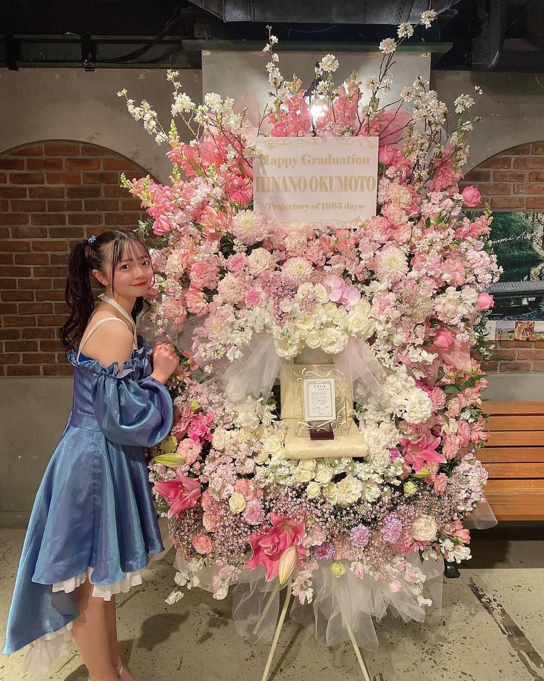 奥本陽菜さんのインスタグラム写真 - (奥本陽菜Instagram)「とっても素敵な卒業公演💭 ・ ・ ・ ・ 死ぬ時に一番最初に思い出す思い出は絶対これって言うのが決まりました😚 ・ ・ ・ 素敵なお花もありがとう🌸 ・ ・ ・ 大好きだよーーー‼️ ・ ・ たくさん写真撮ったので上げていきますね✊  #アイドル  #卒業ドレス  #卒業公演  #幸せ」3月23日 22時26分 - hinanohiroshima