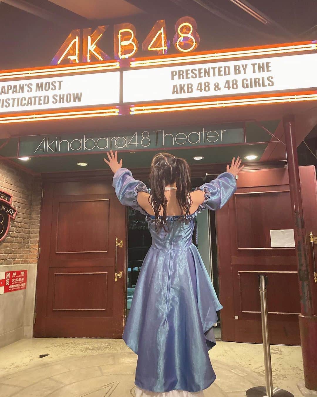 奥本陽菜さんのインスタグラム写真 - (奥本陽菜Instagram)「とっても素敵な卒業公演💭 ・ ・ ・ ・ 死ぬ時に一番最初に思い出す思い出は絶対これって言うのが決まりました😚 ・ ・ ・ 素敵なお花もありがとう🌸 ・ ・ ・ 大好きだよーーー‼️ ・ ・ たくさん写真撮ったので上げていきますね✊  #アイドル  #卒業ドレス  #卒業公演  #幸せ」3月23日 22時26分 - hinanohiroshima