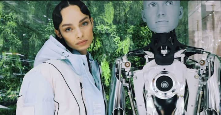 ルマ・グローテのインスタグラム：「Galaxy crypto-meta-verse quest is the name of this sci-fi movie.  Thank you @pleinsport for the experience of interacting with my first robot friend.」