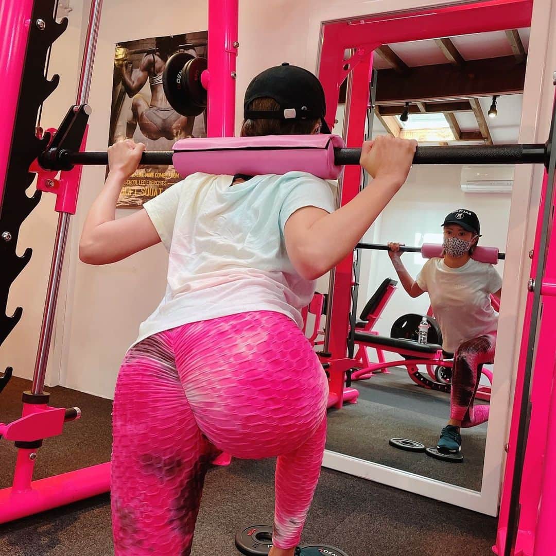 琥珀うたのインスタグラム：「. . ケツしばき倒し隊 真っ平らだった私のおしりも立体になって来てる🥺🍑 色んなトレーニングしてきたけど本当にすごい🥺🥺🥺 でもキツい🤣 @bootyfitness_ebis.daikanyama  お世話になってます🙏🍑 . . ちなみに一切食事制限してません🙌🏼 ひゃっほーーーーー😘🤞🤞🤞 . . . #bootyworkout  #workout #workoutvideos  #workoutvideo  #fitness #fitnessgirl  #training #trainingvideos  #gym #gymgirl  #bootytraining  #bodymake #bootyfitness #bootyfitnesstokyo  #pink #daikanyama #ebisu #代官山 #恵比寿 #尻トレ  #桃尻 #桃尻トレーニング  #筋トレ #筋トレ女子  #筋トレ動画」