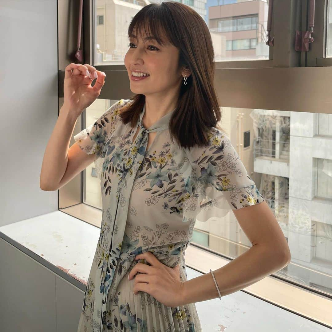 矢田亜希子さんのインスタグラム写真 - (矢田亜希子Instagram)「本日もラヴィット！ ありがとうございました‼︎ あんパンランキング1位当てました！やったー！ 今日は朝から長〜い一日でしたが、夜はとても幸せ時間を過ごせました☆ #ラヴィット#水曜日#tbs#ラヴィットランキング1位 衣装は @vendomeaoyama_official @plusvemdome_official  ワンピース @redvalentino」3月23日 23時23分 - akiko_yada