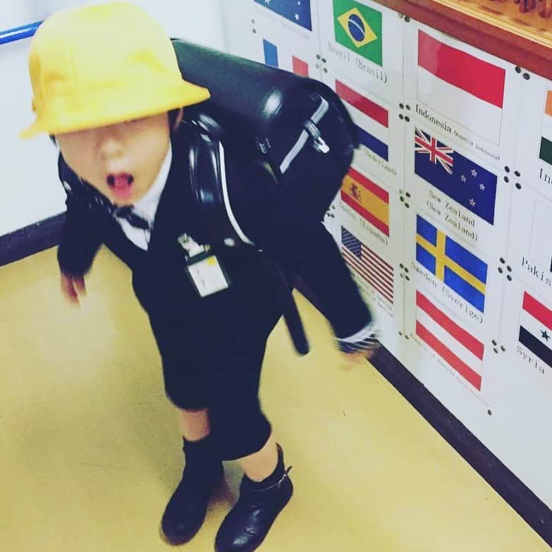 のインスタグラム：「6years ago...💫 ピカピカの1年生でした。 一人で帰ってこれるかな？ 心配でよく窓から見てた。 毎日毎日、 学校からの帰り道に お花を摘んできて玄関で プレゼントしてくれる 1年生でした💐😭✨  私たち家族の たからもの。 神さま、 ありがとう ございます。  #息子 #mylove」