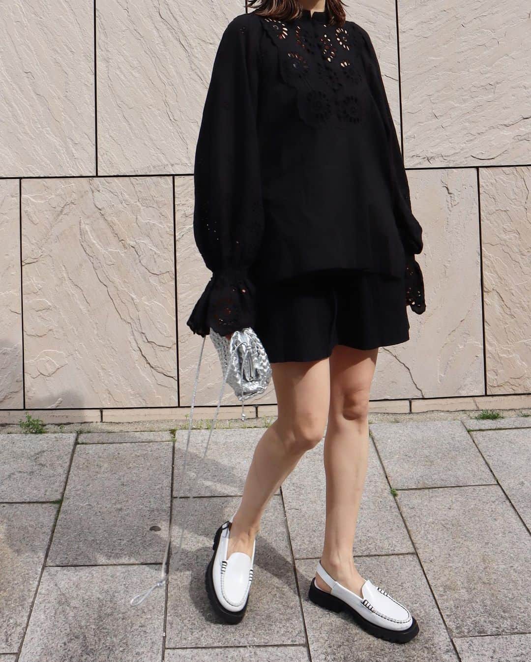 urakoのインスタグラム：「. キャンディスリーブブラウス WHT.BLK ¥14.700(+tax) リップルショートパンツ BLK.BRO ¥14.000(+tax) . . TOKYO POPUP先行item🗼 . #MACHATT #bottegaveneta  #ceciliebahnsen  #hereu」