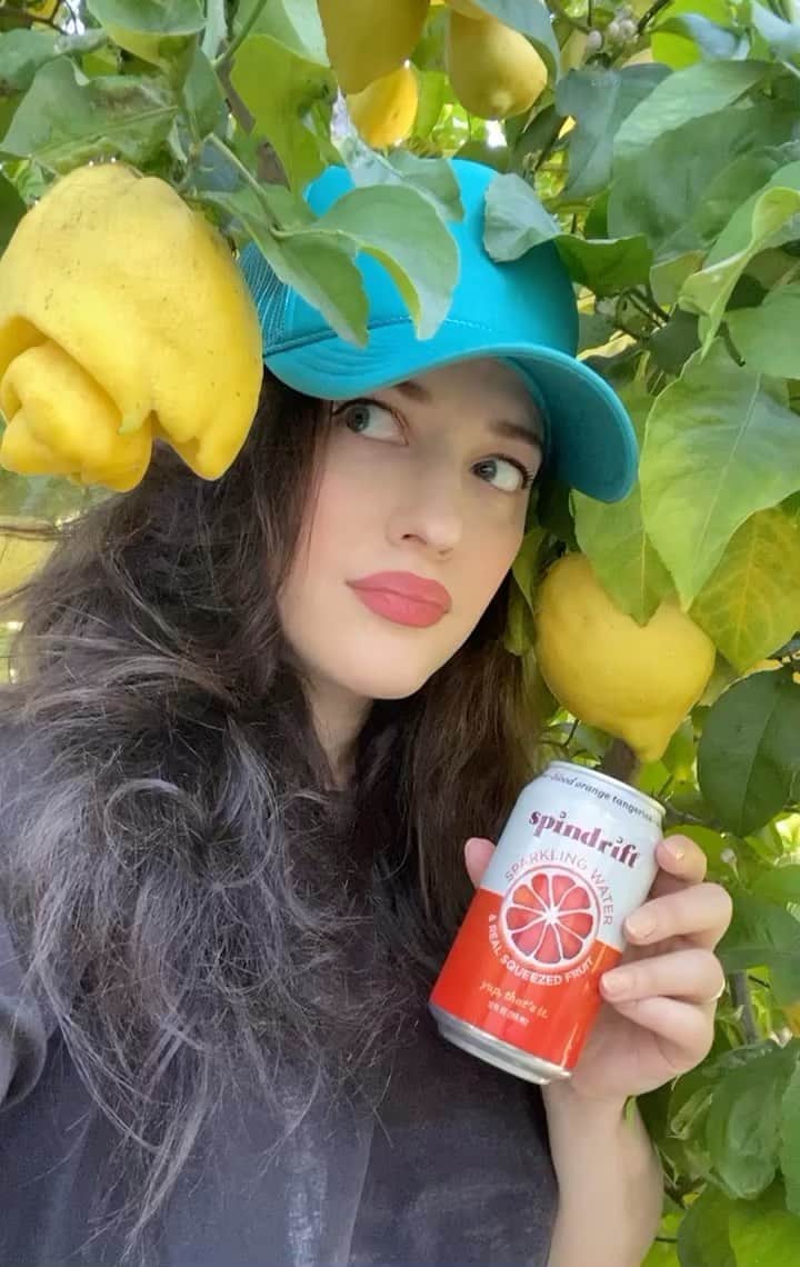 カット・デニングスのインスタグラム：「🚨@DRINKSPINDRIFT HAS A NEW FLAVOR🚨 It is the deliciously tantalizing Blood Orange Tangerine and it’s CRUCIAL to sip it under a tree while the warlock of lemons watches you in fury. The flavor, much like my chosen picnic location, is #anythingbutordinary 🍊#spindrift #spindriftpartner」