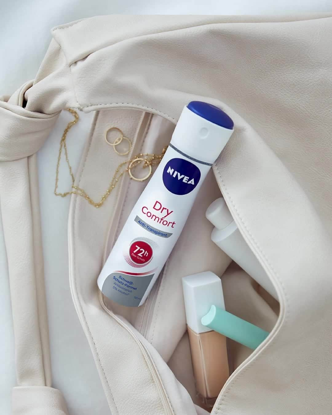 NIVEA Deutschlandのインスタグラム：「Egal, wo ihr gerade seid oder was ihr macht: unsere Dry Comfort Deos bieten euch 72h Schutz & Comfort.😍  Dank ihrer neuen, innovativen Formel mit Mineralien und dem zuverlässigen Anti-Transpirant-Schutz, bleiben eure Achseln nicht nur trocken, sondern haben zusätzlich einen angenehm milden Duft. 🍃 | #NIVEA」