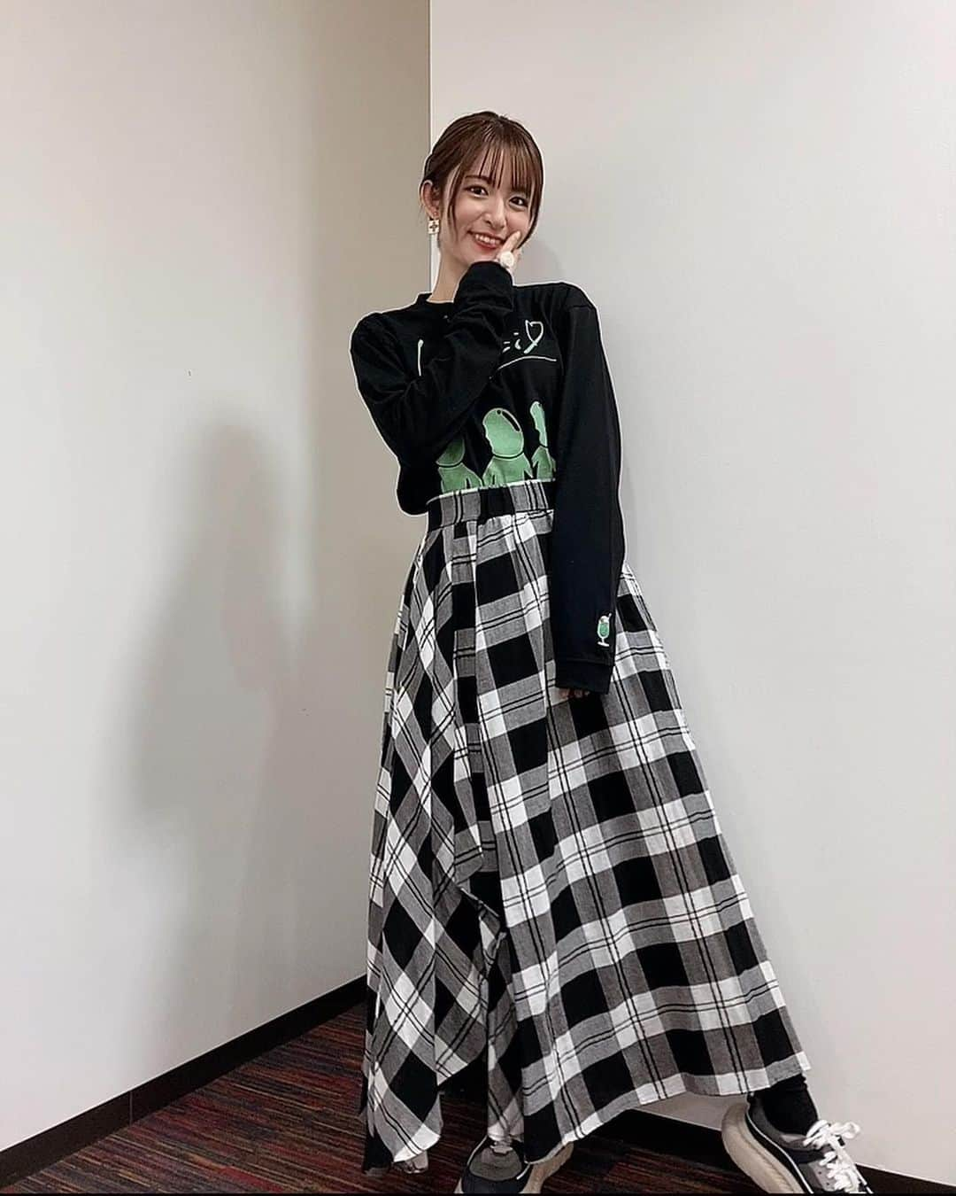 小松未可子さんのインスタグラム写真 - (小松未可子Instagram)「小松上坂徳井と夜あそび 最終回でした！  かつてない豪華な食べ放題ビュッフェスペシャルぅぅ… そして生演奏ぅぅ… さらには過去映像振り返りぃぃ… ようやく着られた、蓄光ロンTぃぃ！(通称シャイニング一休)  時間があっという間すぎて1時間半では足りないところ！  楽しいことばかりの水曜日でした！  すみぺ、そらまるちゃん、あいみ！ (今日は前半戦、あいみの意志を継ぎパーカー声優として、小西克幸さんから頂いた5243パーカーを着用！おしゃれじゃろ！！小西さんありがとうございます！) 3人とMC出来て本当に良かった！素敵な出会いをありがとうございます！  2年間の思い出を胸に… スタッフの皆様もお疲れ様でした！ 視聴して頂いた皆様も、一緒に水曜日を破壊してくれてありがとうございました！  次シーズンの夜あそびも、また楽しんでね！  はわわわわ〜みんなおやすみなのです〜👋 私は持ち帰ったビュッフェの残りを少し食べてから寝るですわ〜〜〜💪」3月24日 1時43分 - mikako_komatsu