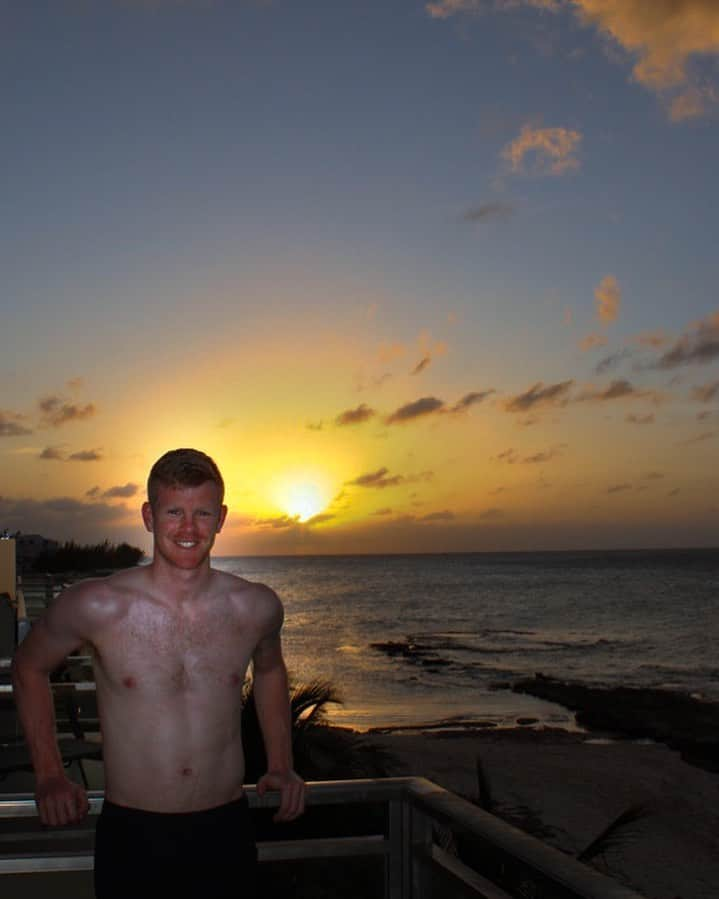 カイル・エドマンドさんのインスタグラム写真 - (カイル・エドマンドInstagram)「A sunset to match the attempted tan🥵」3月24日 2時03分 - kyle.edmund