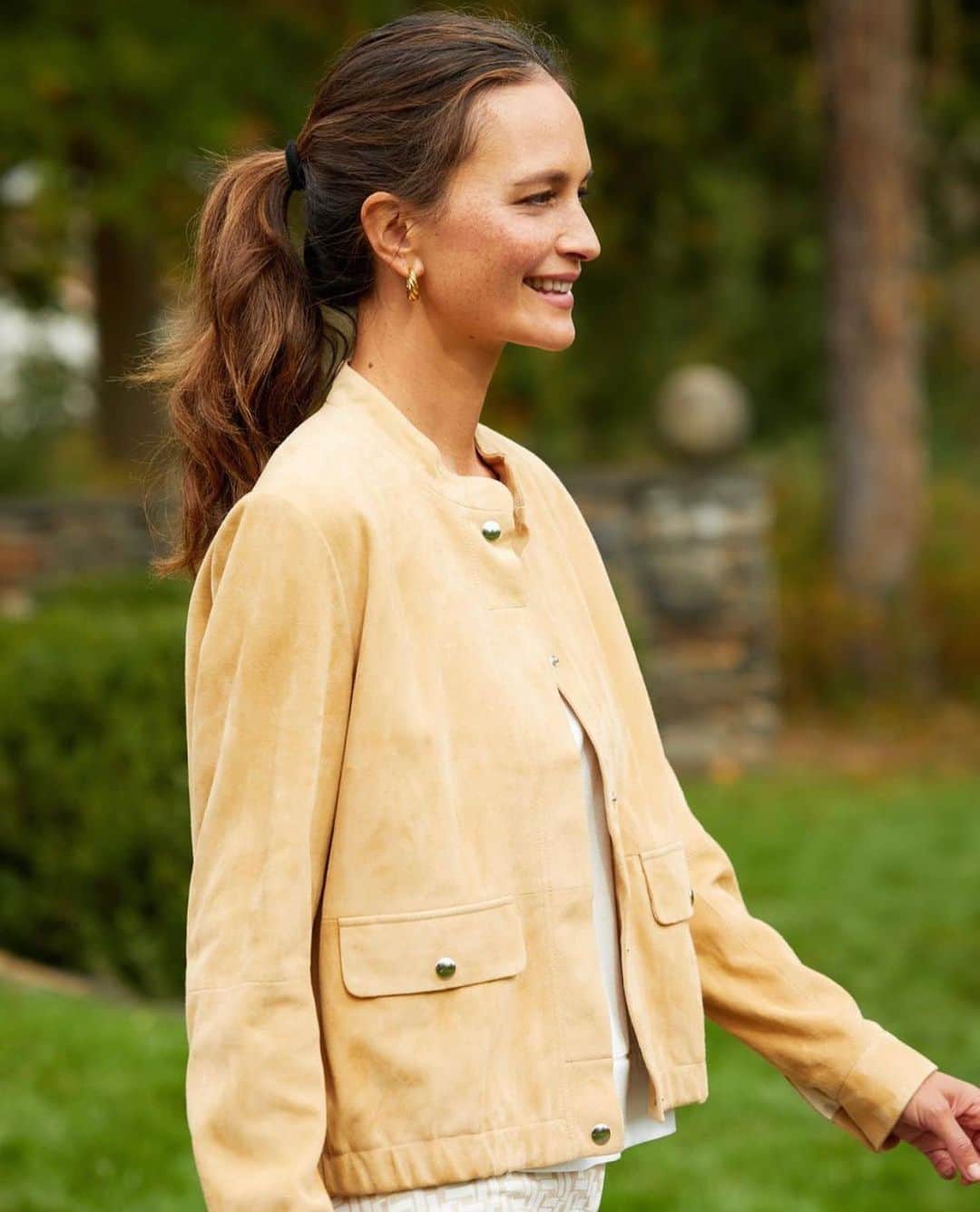 イネスドゥラフレサンジュのインスタグラム：「Le célèbre magasin new-yorkais Halsbrook @halsbrook a choisi le nouveau blouson Dino pour illustrer les tenues de printemps. - Throw-on-and-go jackets in elevated fabrics instantly transform a look. Try this light-as-air suede bomber.   📷 @halsbrook   #inesdelafressangeparis #inesdelafressange」