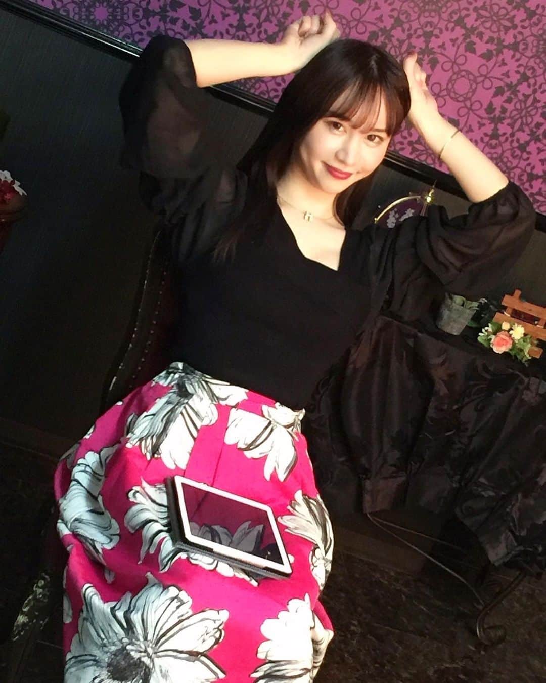 橘芹那のインスタグラム：「Q.今日の パ🖤ツ の色は何色でしょう？  A.→2枚目に🤭✨  #被写体 #グラビア撮影 #セクシーポーズ #下着 #お色気ムンムン #エッチなお姉さん #アラサー #エッチな身体 #高身長 #いいね #いいね返し #shooting #sexy #model #japanesegirl」