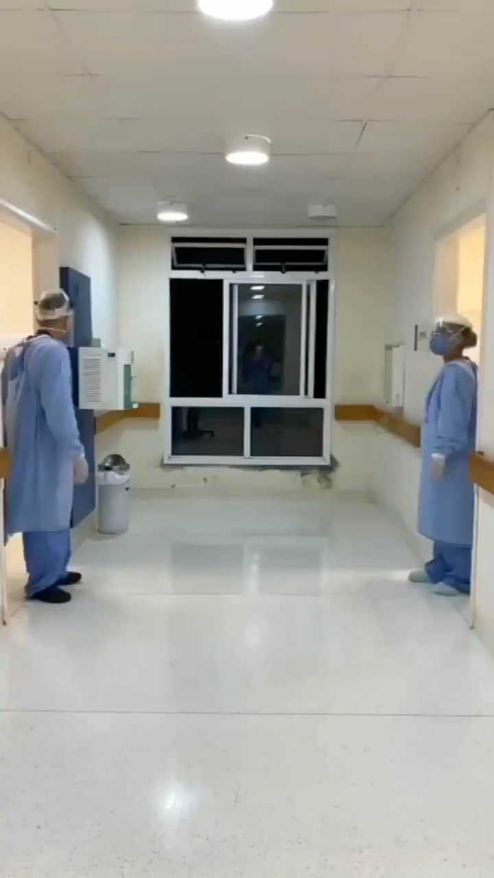 Thaila Ayalaのインスタグラム：「Que emoção esse vídeo!   Após 2 anos, ala COVID do MPHU completa 24h sem nenhum paciente.   Pela primeira vez desde 2020, o Hospital completa 24h sem nenhuma paciente internado com suspeita ou confirmação da COVID-19.  A conquista foi celebrada pela equipe do Hospital, que trabalhou constantemente para conseguir prestar o melhor atendimento aos mais de 1200 pacientes internados com a doença durante esses 2 anos.   Parabéns a todos esses heróis!!!  Viva a Vacina!!! Vacinem-se!!!」