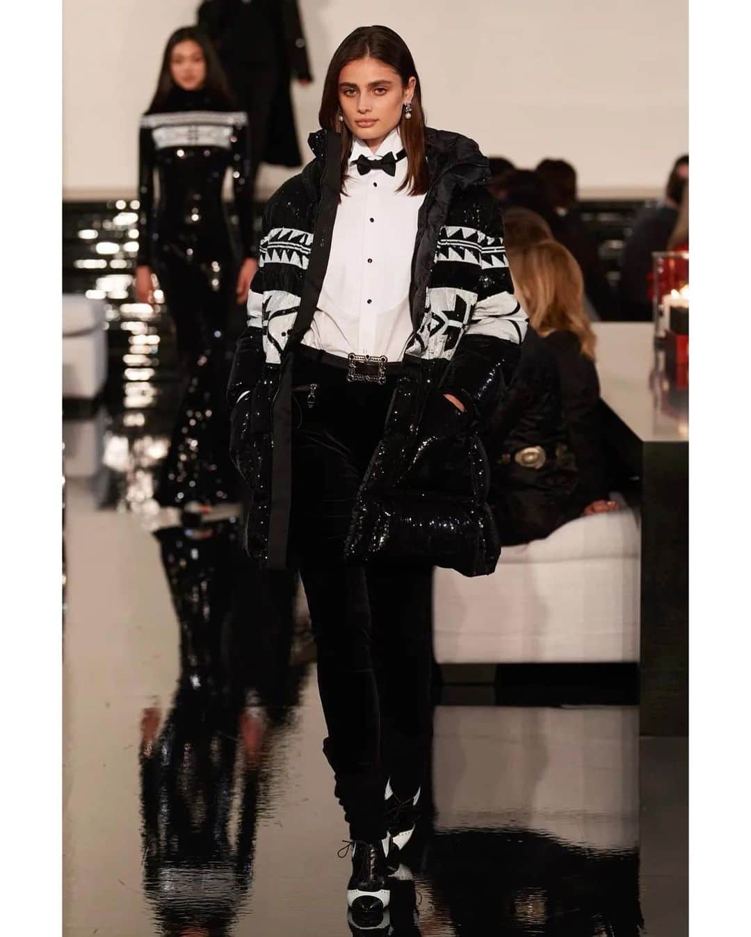 テイラー・ヒルのインスタグラム：「Walking @ralphlauren is always a dream. Thank you 🖤🤍 @piergiorgio @guidopalau @diane.kendal」