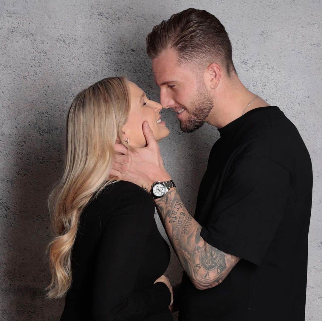 アンドレ・ホフマンのインスタグラム：「..wish you just the best for your 30th birthday babe. Thank you for being the most loving mother and wife in the world. Having you by my side means everything to me! ❤️🥳 #happybirthday #iloveyou @jessicadominica」