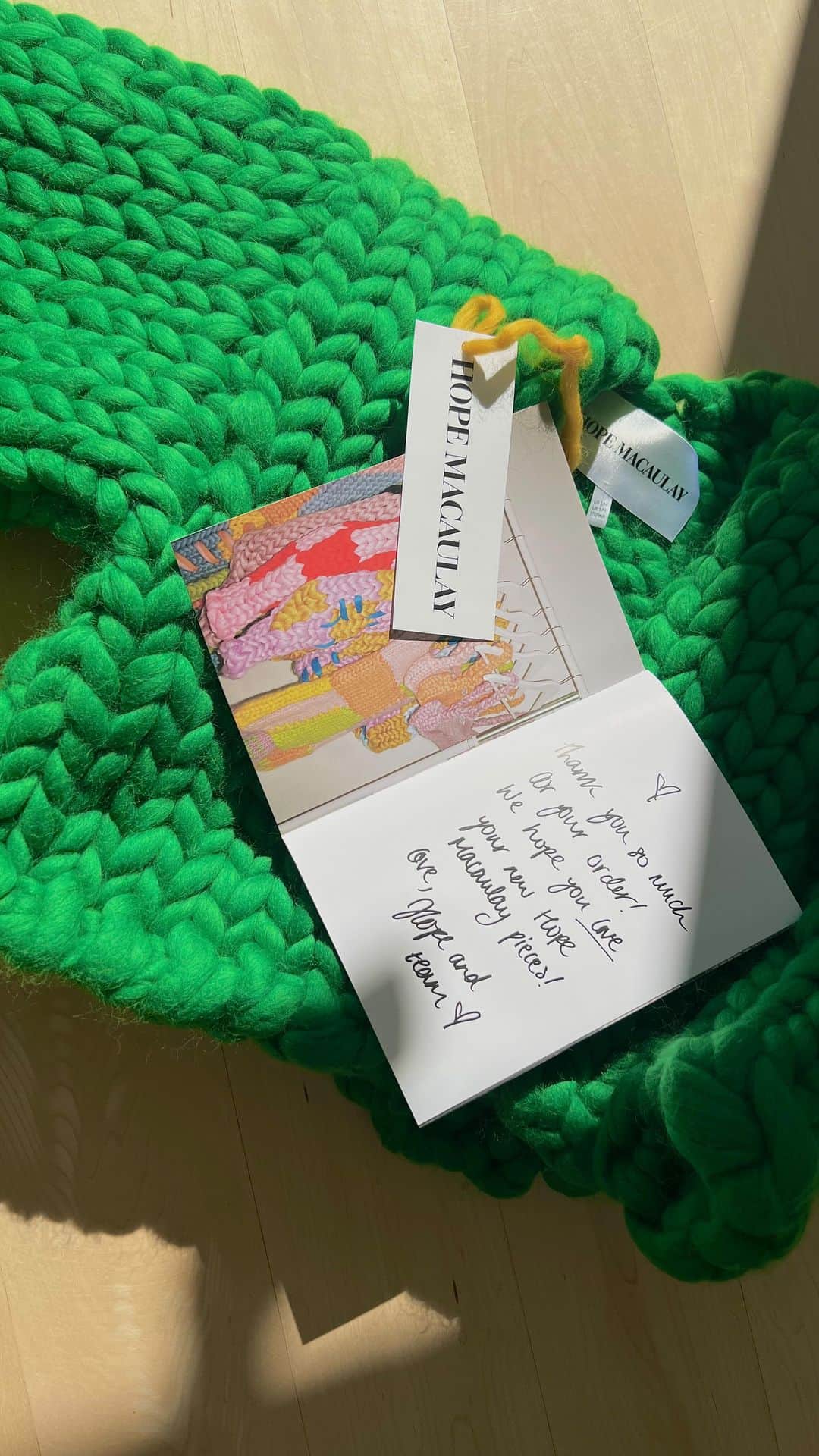 三苫愛のインスタグラム：「@hope.macaulay 🍃🍃🍃 LAは夜が寒いので夏になっちゃうけどオーダーしたニット💚 重さがあって色が最高に可愛い。 カラフルなのと迷ったけど、、まずはグリーンをゲット。」