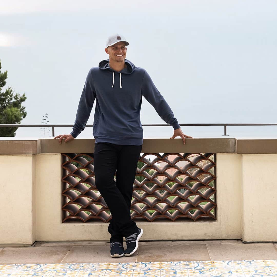 コーリー・シーガーさんのインスタグラム写真 - (コーリー・シーガーInstagram)「All smiles in my most valuable layer: @travismathew Cloud Hoodie」3月24日 10時41分 - coreyseager5