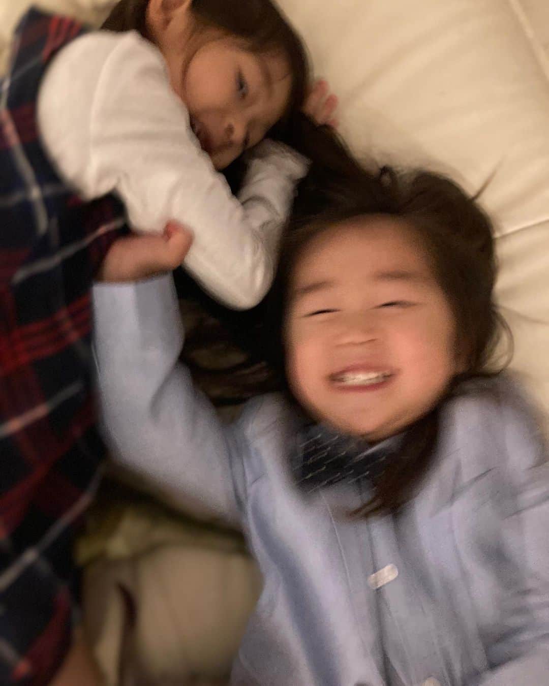 AIのインスタグラム：「Good morning☀️☀️☀️  子供達が着てる洋服は↓  #hmkids #kidsclassiccollwction #キッズフォーマル  スワイプしてみてね✌️w  皆さんにとっていい1日になりますように🙏🙏🙏🌎🌏🌍💚💚💚☮️☮️☮️」