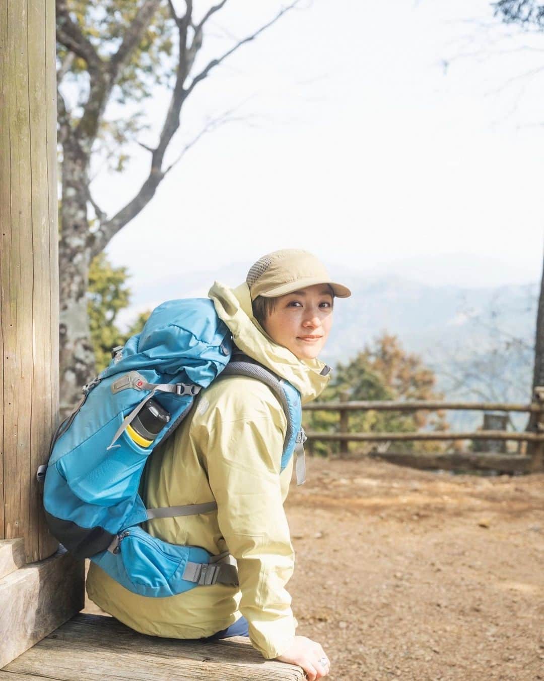のインスタグラム：「まだまだワタシは登山の入り口にも立ってないくらい本当の初心者です。 だけど、数回の登山でこの気持ちよさと爽快感にどんどん惹かれています。 初めて単独で @randonnee_mag の表紙を務めさせてもらいました。 この日の山は、子ノ権現でした。 3月3日、まだ風は冷たいんだけど、確実に陽射しは春を含んでる。 そんな自然の中をザクザク歩き進める感覚は、ふと自分に余白がなくなってきた時に思い出そう。 時々大きく深呼吸して、目を閉じて。 ちゃんと、自分の足と感覚、地図で前に進めると信じて目的地まで静かに歩いていくの感じ。 途中しんどかったりもするんだけど、心身共に整っていくのがちゃんと分かるんです。 最近、登山用のリュックもゲットできたので、プライベートでのつぎの山登り計画も考え中です。 ランドネの100楽山は色んな山登りが紹介されているので、それ見てワクワク膨らませます！ photo @kentaaminaka_photo  hairmake @chikasuzuki1  styling @higashi.higashi.higashi  edit @aniyama_doka 実はカメラマンの網中さんは古い古い友人で。 こんなふうに、またランドネの撮影で一緒に山登りして撮影できるなんてと、長く続けると良いことあるなーって思ってる。 あみくんの写真は、静かで真っ直ぐで、嘘がつけない。 そーいう真摯さもとても好きです。 スタッフ皆さん朗らかでやわらかくって、道中から色んなおしゃべりしたり、時々黙々と歩いたりしながら、山を楽しみました。」
