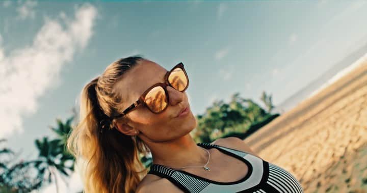 レイキー・ピーターソンのインスタグラム：「I’m SO excited to finally share with you all my new signature shades in collaborations with @blenderseyewear LAKEY BEACH! I worked really hard on these with the team and hope you all enjoy them as much as I do. Hit the link in my bio to get yourself a pair!! 💛🔥😎」