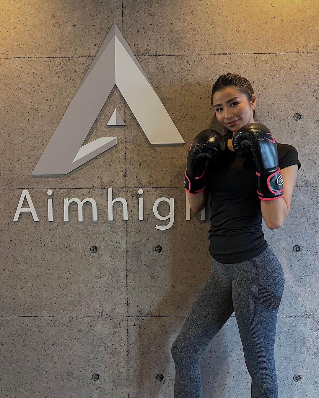 MIYAのインスタグラム：「l  先日 @aimhigh_utsunomiya で撮影してきました📸  地元の宇都宮でこうしてお仕事できることに感謝です😌  撮影楽しかったー🫶🏽 ありがとうございました✨  今月26日にまた新たに少人数制キックボクシング専用ジムがオープンするみたい🔥 @gracefightclub_aimhigh   楽しみー😆💕  #shooting #fitness #workout #aimhigh #training #gym #kickboxing #diet #personal」