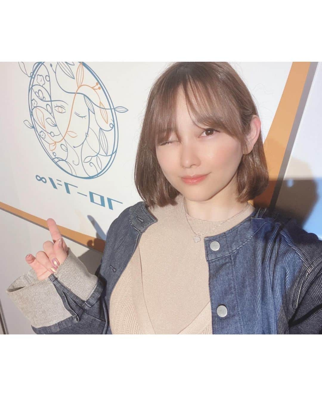 西野翔さんのインスタグラム写真 - (西野翔Instagram)「コロナで人前出ないからって美容サボりまくってたんだけど😩さすがにまずいかなと思ってハイフしてもらいに行ってきたよ〜！ 一枚目は今日で、2枚目は施術前なんだけど、同じアプリ撮影でも輪郭のスッキリ具合が違すぎてびっくりする🤣🤣🤣 というか実物はもっと驚きの仕上がりで感動🥺🥺🥺🤍 セルフも医療ハイフも受けたことあったけど、ハイフってスタッフさんの技術がめっちゃ出るのかも😳  私が行ってきたのは青山のフローフシさん。 ここは 🔴医療と同等レベルの正規輸入 最新版ウルトラ4DHIFUを使用❗️ 🔴ハイフのショット数が無制限で首から全顔もれなく照射❤️ 🔴ベテランスタッフによるデザインハイフ❤️ 結果は本当にお墨付き😆✨  あと私は今回体験してないけど、ハイドラフェイシャルは 🔵高濃度美容液で栄養を導入しながらディープクレンジング✨ 🔵美容クリニックでも導入されている医療レベル✨ 🔵炭酸導入もついてくるから美白トーンアップができるそうです✨  次は試してみたいな🤔  それから、西野翔のインスタグラムを見た！ といえば  ① ✔︎通常48000円のハイフの施術が 　→オープン限定価格13800円（税込）✨  ✔︎通常25000円のハイドラフェイシャルが →初回8800円（税込）✨  ✔︎通常73000円のハイフ＆ハイドラ2STEPが →初回22000円（税込）になります😌✨  更に ②通常5,500円分のエレクトロポレーション導入（肌質に合わせたカスタマイズ原液を導入）のオプションがついてきます✨  マスクで美容放置女子はチェックだけでもドゾー😤」3月24日 18時31分 - nishino_show