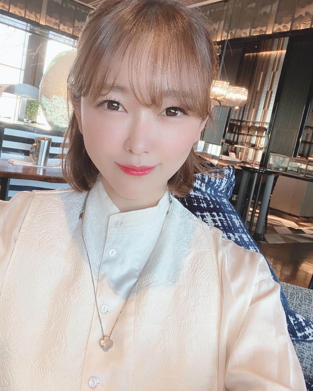 西野翔のインスタグラム：「コロナで人前出ないからって美容サボりまくってたんだけど😩さすがにまずいかなと思ってハイフしてもらいに行ってきたよ〜！ 一枚目は今日で、2枚目は施術前なんだけど、同じアプリ撮影でも輪郭のスッキリ具合が違すぎてびっくりする🤣🤣🤣 というか実物はもっと驚きの仕上がりで感動🥺🥺🥺🤍 セルフも医療ハイフも受けたことあったけど、ハイフってスタッフさんの技術がめっちゃ出るのかも😳  私が行ってきたのは青山のフローフシさん。 ここは 🔴医療と同等レベルの正規輸入 最新版ウルトラ4DHIFUを使用❗️ 🔴ハイフのショット数が無制限で首から全顔もれなく照射❤️ 🔴ベテランスタッフによるデザインハイフ❤️ 結果は本当にお墨付き😆✨  あと私は今回体験してないけど、ハイドラフェイシャルは 🔵高濃度美容液で栄養を導入しながらディープクレンジング✨ 🔵美容クリニックでも導入されている医療レベル✨ 🔵炭酸導入もついてくるから美白トーンアップができるそうです✨  次は試してみたいな🤔  それから、西野翔のインスタグラムを見た！ といえば  ① ✔︎通常48000円のハイフの施術が 　→オープン限定価格13800円（税込）✨  ✔︎通常25000円のハイドラフェイシャルが →初回8800円（税込）✨  ✔︎通常73000円のハイフ＆ハイドラ2STEPが →初回22000円（税込）になります😌✨  更に ②通常5,500円分のエレクトロポレーション導入（肌質に合わせたカスタマイズ原液を導入）のオプションがついてきます✨  マスクで美容放置女子はチェックだけでもドゾー😤」