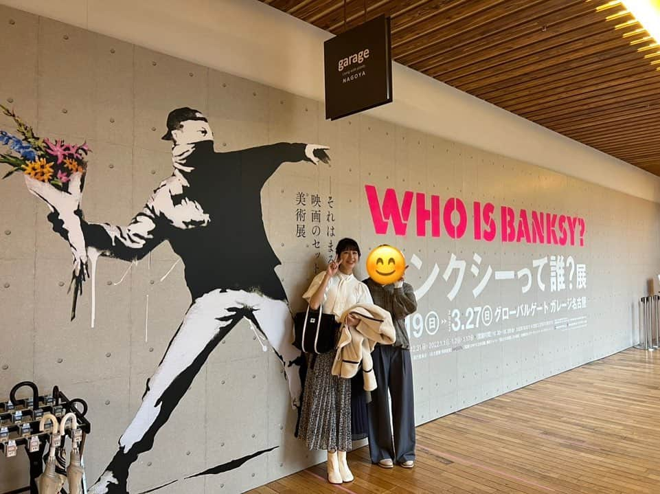 伊藤楓のインスタグラム：「⁡ 先日、「バンクシーって誰？展」に行ってきました🐭🎈 ⁡ 館内では、一部のエリアを除いて写真撮影ができます☺️ 空間全体でストリートが表現されていて、 現地で作品を見ているような感覚に！ ⁡ 作品の隣には、 作品が描かれた背景やバンクシーが込めたメッセージなどが書かれていて、 バンクシーについてあまり知らないという方でも 楽しめるようになっています🍀 ⁡ 3月27日(日)までですよ〜！！ ⁡ #バンクシー #バンクシーって誰展 #バンクシーって誰 #名古屋 #ささしまライブ #中京テレビ #アナウンサー #whoisbanksy」