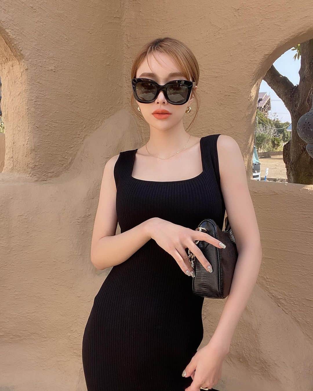 のインスタグラム：「all black🖤  このデコルテのライン、 全体のシルエットが全部タイプのワンピース🧶  後ろには'eimy'ロゴをちょこんと♡  私は絶対的なブラック狙い😍 だけどもオフホワイトとベージュも 可愛いから多色買いしそうだなぁ🤔♡  @eimyistoire_official   #ワンピース #先行販売アイテム #eimyistoire」