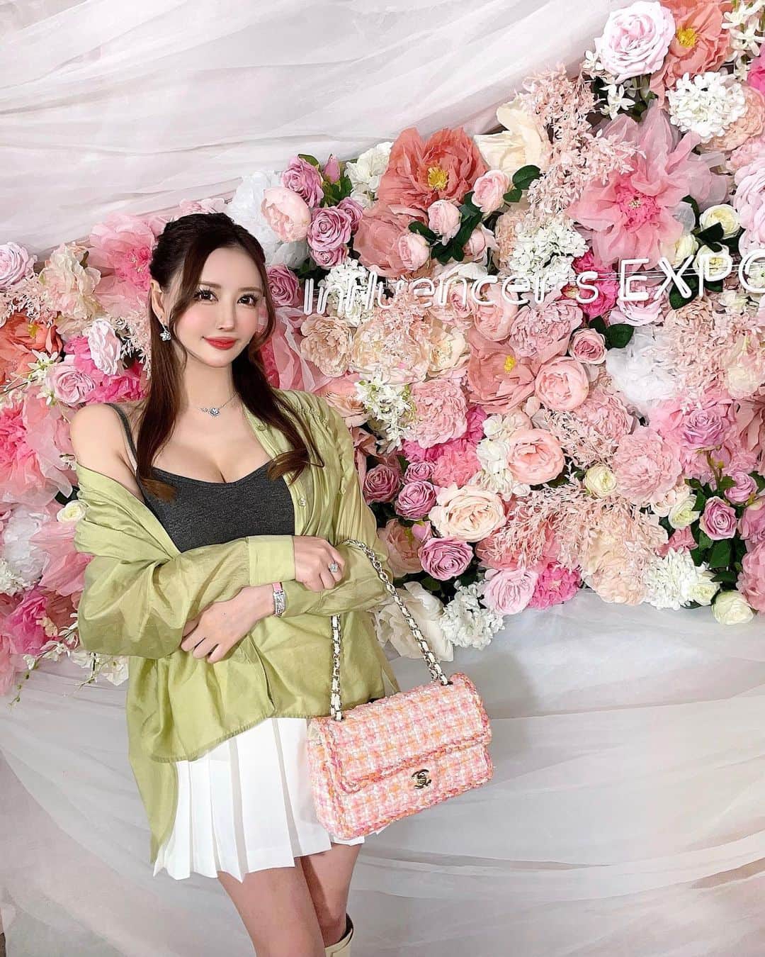 蘭子のインスタグラム：「Influencers Expo 2022に行ってきました💓 . ドレスコード忘れてたけど 白×ピンクたまたまクリアしてて 良かったぁ🤣💕🌸 @mercuryduo_com のトップスと @egoist_official のパンツスカート🌸 . お土産いっぱい使うの楽しみ❤️ ありがとうございました❤️ . . . . . #influencersexpo#インフルエンサーズエキスポ#estheprolabo#sumigaki#ミラーフィット#月桂冠　 #mercuryduo#egoist#chanelbag#ootd#outfitoftheday #バチェラー#エゴイスト#きょコ#今日のコーデ#今日のファッション#ハーフアップ#ヘアアレンジ#黒髮ロング#ファッションコーデ#春コーデ#お花見コーデ#女子会コーデ#春服コーデ#スカートコーデ#映えスポット」