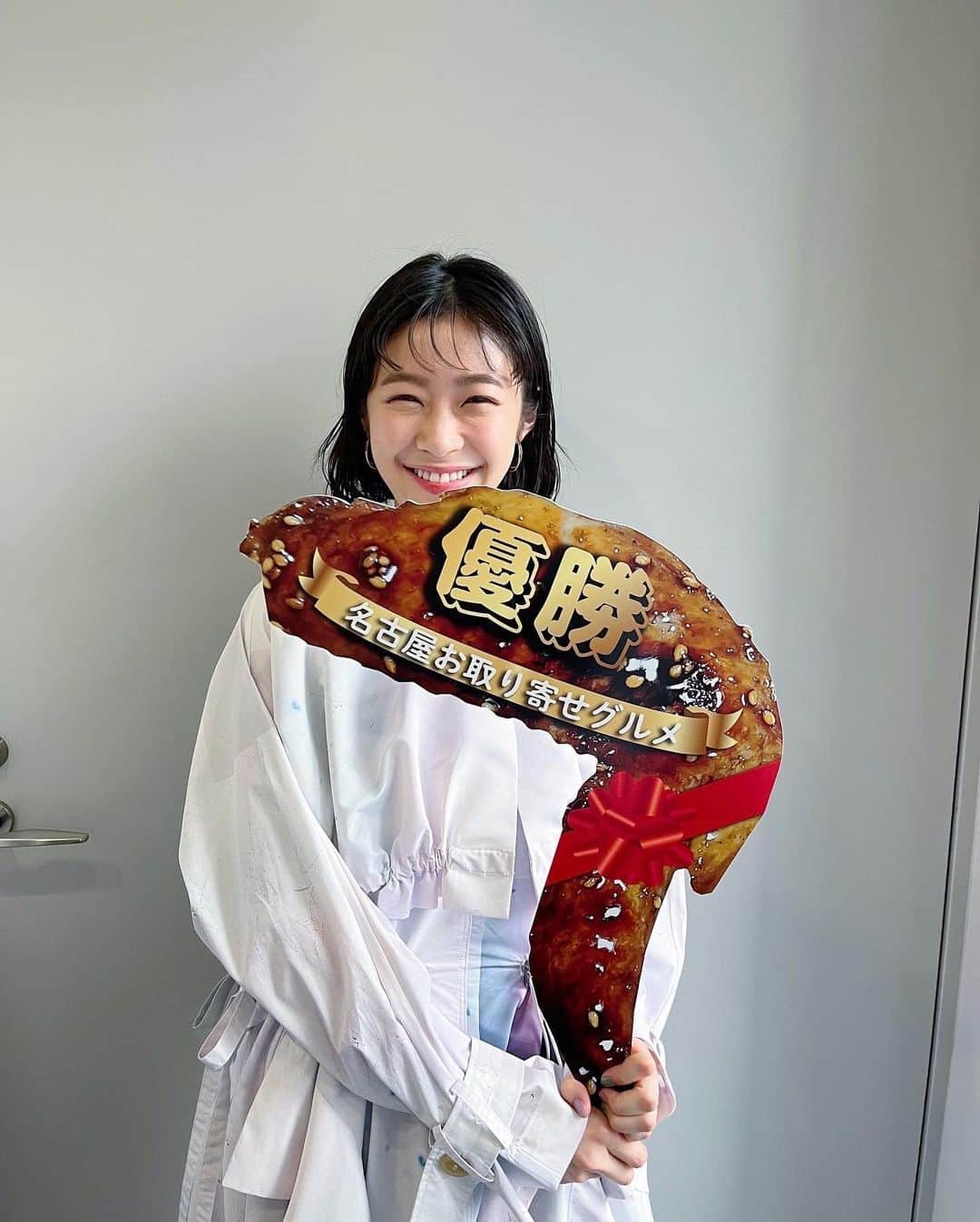 加村真美のインスタグラム：「音だけで何をしてるかを当てるクイズで優勝しました❣️  オススメの名古屋のお取り寄せがあれば教えてください☺︎！！！！  そして今週のデビル衣装💎  stylist @samukashiwagi  hair&make @kei_y_hm   #カム衣装 #加村真美」