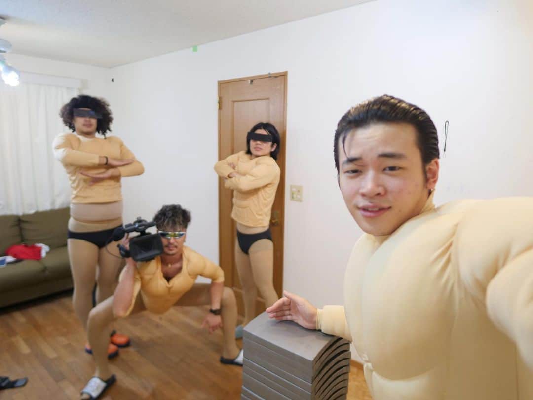 すしらーめん《りく》のインスタグラム：「明日20時お楽しみに！！！！※写真は全然関係無いよ！！！！マッスルスーツの時の写真🤳  #コミュニティーガイドライン対策でストッキング3枚重ね #履くのに８分 #新しいストッキング履き待ちという謎時間 #筋トレ  #筋肉の進化の歴史（4枚目） #すしらー」