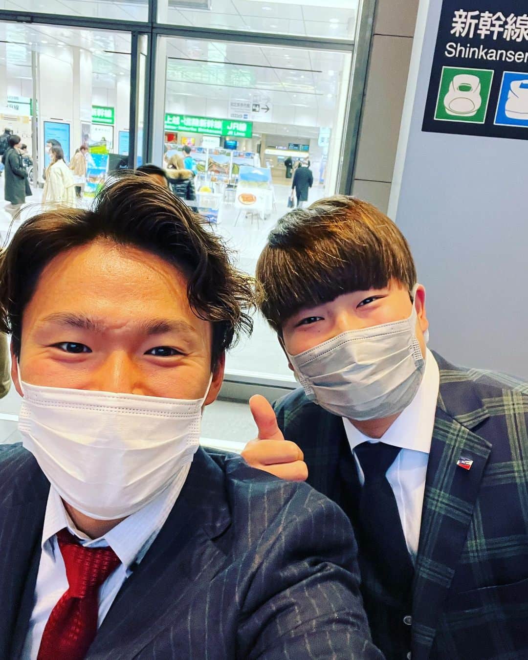 のインスタグラム：「昨日、移動中東京駅で奇跡的にむねに会いました😻笑  明日いよいよ開幕なのでお互い素晴らしいシーズンにしたいです！  てことで明日開幕戦頑張ります！！ 皆様応援よろしくお願い致します🙇‍♂️  #村上宗隆 #山本由伸 #ヤクルトスワローズ #オリックスバファローズ」